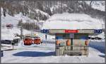 Zwischenperron in Oberwald mit zwei Steuerwagen der Autoverladezge durch den Furkatunnel.