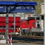 Zuganzeiger und Schneerumer X4906 der MGB im Bahnhof Andermatt am 1.10.11