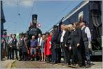 50 Jahre Blonay Chamby: Das Fest kann beginnen; nach einigen Worten, die bei einem solchen Anlass üblich sind, stellen sich die Polit-Prominenz und die Blonay-Chamby Mitarbeiter für die Fotografen in Szene.
Blonay, den 4. Mai 2018