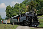 50 Jahre «Museumsbahn Blonay-Chamby»
1968 bis 2018
MEGA STEAM FESTIVAL VOM 19. MAI 2018
Museumszug mit der
G 2x 2/2 105, 1918 SEG an der Zugsspitze 
sowie der HG 3/4 4, 1913 FO am Zugsschluss.
Foto: Walter Ruetsch
