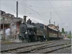 50 Jahre Blonay - Chamby; Mega Steam Festival: die schöne SBB Brünigbahn Talbahnlok G 3/4 208 der Ballenberg Dampfbahn wartet mit einem Wettermässig nicht ganz passenden Zug nach