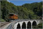 50 Jahre Blonay Chamby - MEGA BERNINA FESTIVAL: Das Viadukt über die Baye de Clarens ist einem dermassen schlechten Zustand, dass es neu gebaut werden muss und die bestehende Anlage nicht in Doppeltraktion befahren werden darf. Somit verabschiedet sich unsere Vorspannlok, die RhB Gastlok Ge 4/4 182, kurz vor der Brücke und fährt in Alleinfahrt nach Vers-chez-Robert. Das Bild entstand mit Erlaubnis und Überwachung der B-C.
9. Sept. 2018