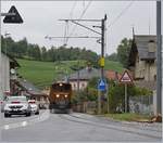 Die  Bernina-Strassenbahn  - ein nicht unbekanntes Bild aus Tirano oder Le Presse; doch dieses Bild zeigt die RhB Ge 4/4 182 bei der Fahrt durch den Ort Montbovon auf der TPF Strecke von Bulle nach