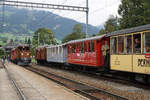 50 Jahre Blonay Chamby - MEGA BERNINA FESTIVAL
Büdnertag im Saanenland
1968-2018 50 JAHRE
BLONAY-CHAMBY
CHEMIN DE FER-MUSEE
Büdnertag im Saanenland
14. September 2018
GROSSER BAHNHOF SAANEN
Für die gegen 300 Bahnfotografen wurde in Saanen vor dem schmucken historischen Bahnhofsgebäude eine Zugskreuzung zwischen Zug 1 bespannt mit der BC Ge 4/4 81, ehemals RhB und Zug 2 bespannt mit den RhB Ge 4/4 182 und BC ABe 4/4 35, ehemals RhB simuliert.  
Foto: Walter Ruetsch 