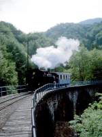 BC Museumsbahn-Dampfzug 318 von Chaulin Weiche nach Blonay am 19.05.1997 auf Baye de Clarens-Viadukt mit Dampflok exBFD HG 3/4 3 - exMCM BC 10. Gegenlichtaufnahme
