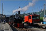 Die  Last-Mile  HGem 2/2 2501 wird in Blonay während ihrer Wochenendruhe von der Blonay- Chamby Bahn G 2x 2/2 105 etwas eingeräuchert.