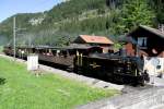 G3/4 208 donnert mit ihrem Zug an einem Posten auf der Strecke von Brienz nach Meiringen vorbei; 22.08.2010