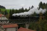 Ec 4/5 11 berquert am 13.10.12 die Weissenbachbrcke bei Neuthal.