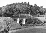 SBB: ERINNERUNGEN  AN DIE „BUCHSIBAHN“
Die Eisenbahnstrecke Solothurn-Herzogenbuchsee wurde bereits 1857 eröffnet und im Jahre 1992 für den Personenverkehr auf Busbetrieb umgestellt. Ab Solothurn bis Subingen zur Landi verkehrten noch bis 2006 vereinzelte Güterzüge mit Diesellokomotiven. Der Teil Solothurn-Wanzwil wurde 2004 als Ausbaustrecke zur Bahn 2000 wiedereröffnet. Im Jahre 1987 wurde diese Strecke von einem Dampfzug mit der ehemaligen DB BR 64 518 (BUBIKOPF) der VHE und folgen Wagen der EBT befahren. Der ABDi wurde 1975 zum BDi deklassiert. Die weiteren Wagen gehörten zur Serie Bi 521-524 von 1934. Der Bi 524 wurde 1985 zum  SCHMUCKTRUCKLI  und der Bi 523 1987 zur  SENNHÜTTE  des DBB. Die Aufnahme ist entstanden beim Passieren des Viadukts von Wanzwil.
Foto: Walter Ruetsch 
