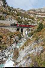 BFD HG 3/4 9 verlässt mit einem Dampfzug auf Talfahrt am 29. September 2017 den Spiraltunnel unterhalb Gletsch.