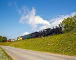 
50 Jahre BC - MEGA STEAM FESTIVAL der Museumsbahn Blonay–Chamby:
Die beiden HG 3/4 Schwestern, die B.F.D. 3 und die F.O. 4 mit Riviera Belle Epoque Zug Vevey-Blonay-Chamby am 20.05.2018 beim Château d'Hauteville.

Die beiden HG 3/4 Dampflokomotiven für gemischten Adhäsions- und Zahnradbetrieb sind baugleiche Lok, Baujahr 1913, SLM Fabriknummer 2317 und 2318, der ehemaligen Brig-Furka-Disentis-Bahn. Nach dem Konkurs der B.F.D. 1923 gingen alle zehn gebauten Lokomotiven an die neu gegründete Furka-Oberalp-Bahn (F.O.). Die zehn Dampflokomotiven stellten zunächst die einzigen Triebfahrzeuge der FO dar, dementsprechend erbrachten sie alle Zugleistungen und Rangierfahrten.

Die Lok Nr. 3 wurde 1969 der Museumsbahn Blonay–Chamby (BC) geschenkt, während Nr. 4 als Reserve weiterhin bei der Furka-Oberalp-Bahn blieb und hauptsächlich für Nostalgiefahrten verwendet wurde. Mit Ablauf der Untersuchungsfristen wurde sie 1972 abgestellt. Nach einigen Stationen ging die Lok 4 im Jahr 1997 zunächst leihweise an die Dampfbahn Furka-Bergstrecke über. Anschließend wurde sie in der DFB-Werkstätte Chur betriebsfähig aufgearbeitet und am 24. Juli 2006 in Betrieb genommen. Die Lok wurde historisch korrekt restauriert und vollständig schwarz lackiert. Anlässlich der Eröffnung des Streckenabschnitts Gletsch–Oberwald im Jahr 2010 ging die Lok als Geschenk an die DFB über.

Auch die ehemaligen FO Loks 1 und 9, sowie Überresten der Loks 2 und 8, sind heute bei der Dampfbahn-Furka-Bergstrecke. Unter der Bezeichnung „Back to Switzerland“ kehrten die vier HG 3/4 aus Vietnam 1990 in die Schweiz zurück.
