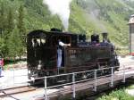 Die Dampflok in Gletsch auf der Drehscheibe. Sie wird gedreht um zurück zu setzen. Dann werden die Wagen angekuppelt und schon geht die Fahrt zurück nach Realp.  01.08.07 um 12 Uhr47