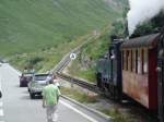 Bergfahrt von Gletsch zum Furkapass. Hier die Lok Nr.1  Furkahorn  bei der Niveaugleichen Kreuzung mit der Passstrae