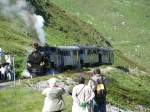 Die HG 3/4 Nr. 1  Furkahorn  erreicht mit ihrem stilechten, blauen Zug die Station Furka auf 2160 mNN. 23.06.2007