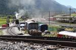 Blick auf den DFB Bahnhof in Oberwald mit einem abfahrbereiten Dampfzug nach Realp.Rechts der Bahnhof der MGB.Oberwald 28.08.11