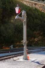 Wasserkran am anderen Bahnsteigende auf dem Bahnhof Gletsch der Furka-Bergbahn am 2.10.2011