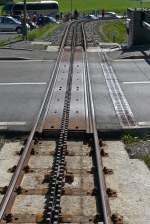 Hier der Bahnübergang mit angehobener Zahnstange. Nur wenige Sekunden nach der Durchfahrt des Zuges wird sie wieder abgesenkt,bevor die Schranken öffnen (Oberwald, 2.10.11).