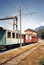 Zug der Ferrovia Mesolcinese (ehem. Bellinzona–Mesocco-Bahn, Meterspur Adhäsionsbahn) im Bahnhof Castione-Arbedo 241 m. im Juli 2006.