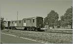 Das Bild könnte gut sechzig Jahre alt sein: Im Sommer 1963 wartet der SBB Dm 2/4 1692 mit einem kurzen Güterzug von Etzwilen nach Singen in Ramsen auf den Gegenzug, wohl eine Bm 4/4 mit einem Personenzug von Singen nach Etzwilen. 

Der Dieseltriebwagen wurde 1930 als Fm 2/4 18601 in Dienst gestellt, 1961 umgebaut und zum Dm 2/4 1692. Nachdem er am 29.12.1971 die letzte (Sonder)-Fahrt zwischen Etwilen und Singen absolvierte, übernahm die EBT (später RM heute BLS) den Triebwagen ohne Motor und Generator und nutzte ihn als Hilfswagen. Seit einigen Jahren gehört er der SEHR&RS.

Das Bild entstand in Tat und Wahrheit am 18. Juni 2023 in Ramsen.

