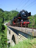 Am 28. Mai 2017 fand eine sehr seltene Dampffahrt mit der BR 01 202 des Vereins Pacific auf der Teilbahnstrecke Bülach-Winterthur statt! Im Bild passierte die historische Dampflok mit ihrem Dampfsonderzug gerade den 1.8 km langen Dättenbergtunnel (Ostportal) und überquert unter blauen Himmel die 90 m lange Wildbachbrücke bei Embrach mit einem lauten schönen Piff. Sie dampft dann weiter über die Dettenberglinie oder bzw. der Bahnlinie Waldshut-Winterthur über die Tössallinie, Rapperswil, Horgen, Zürich Altstetten, Olten, Biel/Bienne nach Lyss.