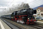 Dampflokomotive Pacific 01 202.
Goldener Herbstausflug zum kühlen Bier nach Rheinfelden zur Brauerei Feldschlösschen.
Anlässlich der Bahnhofsdurchfahrt Grenchen-Süd vom 10. Oktober 2020 war der goldene Herbst noch nicht erkennbar. Wie vor einer Woche bei der  Mikado  eine Fahrt durch den Regen bei sehr schlechten Lichtverhältnissen.
Als Allwetterfotograf lasse ich mir natürlich solch einmalige Fotosujets nicht entgehen. Die Bahn ist ja schliesslich bei jedem Wetter unterwegs.
Foto: Walter Ruetsch