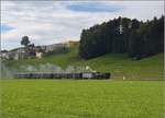 Zum Huttwiler Dampffest 2018 fuhren einige Zge bis Willisau. Im Norden des Stdtchen Willisau ist das Tal noch nicht komplett zugebaut, so dass sich vom Jumbo Baumarkt diese wunderschne Sicht ergibt, mit aufgerumter Landschaft und einem Potburri von Neu und Alt. Das frisch gegossene giftgrne Gras und die seltsame Lichtstimmung durch die Wolken ergnzen die Szene.

Vorbeifahrt der Ed 3/4 2 der SMB, dahinter der K2 34159, beide ber 110 Jahre alt, dann folgt ein sonderbares Einzelstck, der lange vierachsige Plattformwagen ABDi 722 mit zustzlichem Mitteleinstieg, am Ende die beiden Plattformwagen Bi 527 und 538. Alle betreut durch den Verein Historische Emmentalbahn. Oktober 2018.