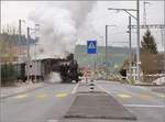 Winterdampf des Vereins Historische Emmentalbahn. Dampflok Ed 3/4 Nr. 2 der Solothurn-Münster-Bahn überquert den Bahnübergang mit recht eigenwilliger Verkehrsregelung in Huttwil. Mit im Gepäck hat sie zwei vierachsige Leichtstahlplattformwagen und einen K2. Februar 2018
