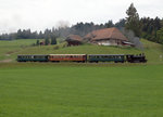 VHE/ Verein Historische Eisenbahn Emmental:
Anlässlich der Huttwiler Dampftage 2016 fand am 1. Oktober ein interessantes Triebwagentreffen statt.
Nebst den elektrischen Sonderzügen waren auf der Museumsstrecke Sumiswald-Huttwil auch Dampfzüge unterwegs, die auch bei schlechter Witterung in dieser romantischen Gegend eine gute Figur machten. Im Einsatz standen die Ed 3/4 11 (auf dem Bild) sowie die Ed 3/4 2.
Foto: Walter Ruetsch