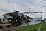 Festival Suisse de la vapeur 2016: Beeindruckend schnell eilt die VVT 52 221 mit dem Extrazug 30502 nach Vevey durch den Bahnhof von Chavronay.