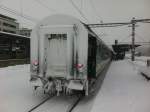 Massive Schneeflle in der Schweiz: Der durch die Fahrt aufgewirbelte Schnee bleibt unter dem Zug und am Zugschluss hngen: B(pm) 50 85 21-33 928-9 (Bpm 51 mit automatischen Tren), IR 1429 beim
