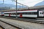 Der  normale  Domino Zwischenwagen, INOVA, 50 85 29-43 103-5 abgestellt in Brig. Im Wallis verkehren normalerweise nur Regionalps Fahrzeuge, 06.04.2013.