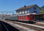 OeBB: Die Re 4/4 I 10016 (ehemals SBB) anlässlich der Bahnhofsdurchfahrt Oensingen am 30. Juni 2015. Die beiden Personenwagen wurden nach Schaffhausen zurückgebracht.
Foto: Walter Ruetsch