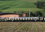 VPM: Der frisch revidierte und neu lackierte Zwischenwagen EW I A-515, 1958 (ehemals SBB) mit dem Logo des Vereins Pendelzug-Mirage (VPM) in Ufhusen abgestellt am 20. September 2015.
Foto: Walter Ruetsch