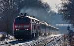 Unter Hinterlassenschaft einer phantastischen Abgaswolke dieselt im vollen Gegenlicht die 218 498-4 in Front einer Doppeltraktion mit dem EC 195 von Zürich HB nach München Hbf die allerletzte Steigung nach Hergensweiler hoch.Bild vom 28.1.2017 