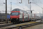 Nach einem Ereignis im Bahnhof Muttenz werden alle Züge durch den Güterbahnhof Muttenz umgeleitet. Hier durchfährt ein IC 2000 Doppelstockzug den Güterbahnhof. Die Aufnahme stammt vom 06.02.2017.