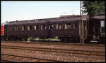 Im Rahmen einer Fahrzeugschau in Hersbruck r. d. Pegnitz am 27.6.1992 wurde auch dieser alte Teakholz Wagen des Eisenbahn Kurier, Nr. 1700 D, gezeigt.