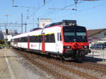 SBB - Einfahrender Regio an deer Spitze der Steuerwagen ABt 50 85 39-43 892-1 im Bahnhof Murten am 22.04.2017 