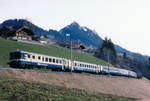 BLS/SEZ: Re 4/4 Pendelzug bei Oberwil im Simmental unterwegs am 11. März 1999.
Foto: Walter Ruetsch