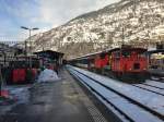 Winterdienst bei der SBB; der Schnee wird mittels dem Bagger links im Bild auf die beiden Tm rechts im Bild verladen. Da die Mannschaft gerade in der Pause ist wurden die Tm 232 020-8 und 232 042-2 vor dem abgestellten EWI Pendel, mit dem BDt 50 85 82-33 962-0, beiseite gestellt, Brig, 28.01.2015.