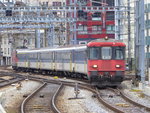SBB - Ersatzzug an der Spitze der Steuerwagen BDt 50 85 82-33 974-5 bei der einfahrt im Bahnhof Genf am 01.05.2016