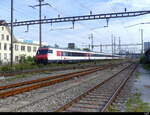 SBB - IR an der Spitze der Steuerwagen Bt 50 85 28-94 975-5 bei der durchfahrt im Bhf. Pratteln am 05.10.2023  .. Standort ausserhalb der Geleise 