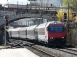 SBB - Einfahrender Schnellzug mit Steuerwagen Bt 50 85 28-94 9..-. im Bahnhof von Montreux am 05.04.2008