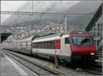 Eine etwas eigenwillige Zugkomposition prsentierte sich am 25.12.09 im Bahnhof von Chur, so solo passt der IC Steuerwagen nicht so recht zu den DoStos. (Hans)