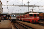 SBB/CJ: Bahnhofszene Porrentruy vom November 1984.
Regionalzüge von SBB und CJ mit weissem NPZ RBDe 4/4 und BDe 4/4 101-102 kurz vor ihrer Weiterfahrt nach Biel und Bonfol.
Die weisse Farbe wurde damals  nur bei einem NPZ als Testanstrich angebracht. Obschon anfangs der 80er-Jahre die weisse Farbvariante bei den Oberen der SBB den Durchbruch noch nicht schaffte, präsentiert sich einige Jahre später die gesamte SBB-Flotte in weiss. Wie sich im Verlauf der Zeit die Geschmäcke verändern!
Foto: Walter Ruetsch    
