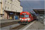 Sieht aus wie neu: der BLS / CJ RBDe 566 221 in Porrentruy vor dem schön gepflegten Bahnhofsgebäude.
Übrigens wird, zumindest auf Gleis 1 wird der Abfahrtsbefehl noch mit einer Kehle gegeben!

15. Dezember 2018