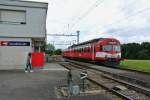 RBDe 94 85 7 566 222-6 und Bt (ex. ABt) 50 85 80-35 922-4 als Regio 26439 bei Einfahrt in Vendlincourt, 14.08.2014.