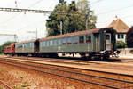 CHEMINS DE FER FRIBOURGEOIS GRUYERE - FRIBOURG - MORAT/GFM.
Die beiden Exoten Bi 343 und Bi 341 die bei der GFM ihr Gnadenbrot verdienten.
Die ehemaligen schweren SBB Stahlwagen wurden im August 1986 in Ins verewigt.
Sie stammen aus dem Jahre 1909 und wurden in der SBB HW Zürich während den Jahren 1949 bis 1953 umgebaut. 
Nach der Ausrangierung bei der SBB haben auch EBT, VHB und SMB Wagen dieser Bauart übernommen als Ersatz für die letzten Holzkastenwagen.
Foto: Walter Ruetsch