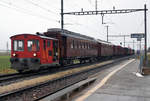 VON KALLNACH NACH TSCHECHIEN.
Bahnmuseum Kerzers:
Am 11. Dezember 2017 haben zwei Speisewagen ehemals OeBB/SBB und ein G-Wagen ehemals OeBB/BLS das Bahnmuseum Kerzers verlassen. Die Aussortierung dieser Wagen aus der umfangreichen Sammlung erforderte mehrere Rangierfahrten mit der Re 4/4 I 10009 und dem Tm 65. Erst am späten Abend, bereits bei Dunkelheit stand der Überführungszug für die erste Fahrt bis Olten Hammer in Kallnach zur Abfahrt bereit. Nach einer Fahrt von mehreren Tagen sind die drei Wagen inzwischen ohne Zwischenfälle an ihrem Zielort in Tschechien angekommen.
Leider war am 11. Dezember 2017 das Wetter sehr schlecht. Trotz den starken Regenfällen versuchte ich dieses einmalige Ereignis zu dokumentieren.
Foto: Walter Ruetsch  