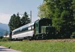 Oensingen Balsthal Bahn, OeBB.
Im August 1994 verkehrte auf der Strecke Oensingen-Balsthal ein Pendelzug bestehend aus den Ce 2/2 102 und Ce 2/2 103 aus dem Jahre 1944 sowie einem SBB-Panoramawagen.
Infolge zu kurzer und zu wenig attraktiver Strecke wurde auf die Anschaffung von Panoramawagen verzichtet. Immerhin war aber der kurze Probeeinsatz bei den Reisenden sehr gut angekommen.
Die einamalige Aufnahme ist in Balsthal entstanden.
Foto: Walter Ruetsch   

