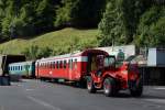 OeBB: Zwei ausrangierte Personenwagen (ehemals BLS/RM/SBB) wurden am 25. August 2015 mit einem Pneufahrzeug auf dem Areal des Feuerwehr Ausbildungs Zentrums in der Klus bei Balsthal als Uebungsobjekte in die richtige Position manöveriert.
Foto: Walter Ruetsch